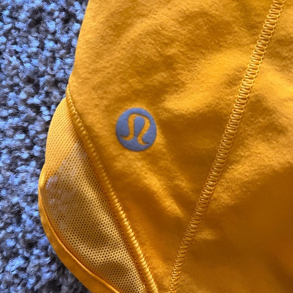 LULULEMON HOTTY HOT 4 INCH SIZE 2 - Picture 3 of 5